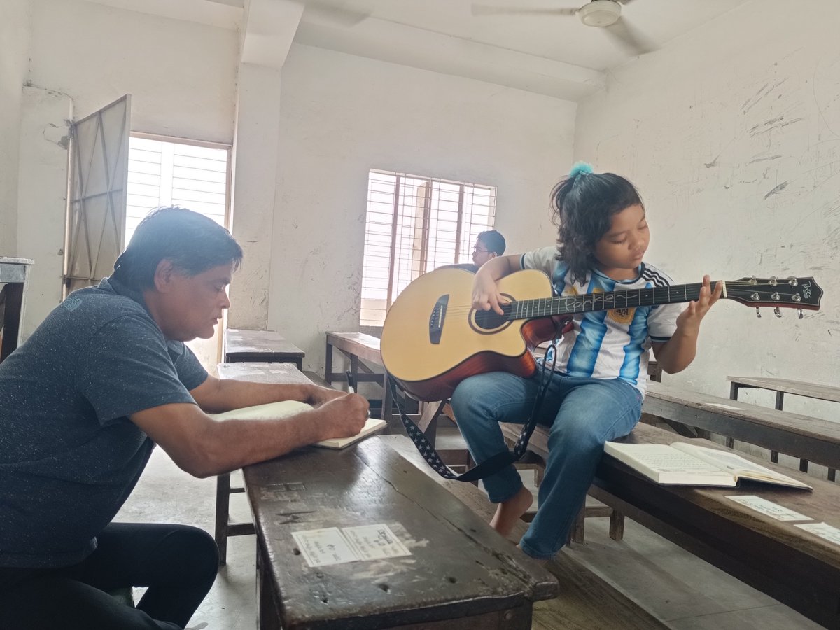 AfrinNina's tweet photo. 🎸✨গিটারের প্রতিটি তারে লুকিয়ে আছে নতুন সুর ।
#GuitarPractice #MusicJourney #LearningMusic #FutureMusician #MusicLover #GuitarClass #PracticeMakesProgress #YoungTalent #Nina #MusicEducation #DreamBig #Bangladesh #Inspiration #MusicLife #KeepLearning https://t.co/KiYM0k32Xc