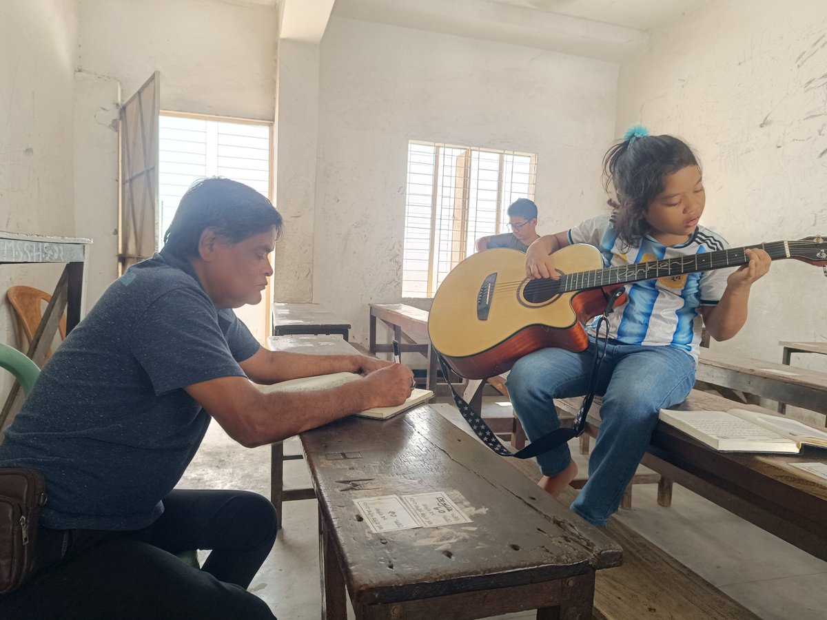 AfrinNina's tweet photo. 🎸✨গিটারের প্রতিটি তারে লুকিয়ে আছে নতুন সুর ।
#GuitarPractice #MusicJourney #LearningMusic #FutureMusician #MusicLover #GuitarClass #PracticeMakesProgress #YoungTalent #Nina #MusicEducation #DreamBig #Bangladesh #Inspiration #MusicLife #KeepLearning https://t.co/KiYM0k32Xc