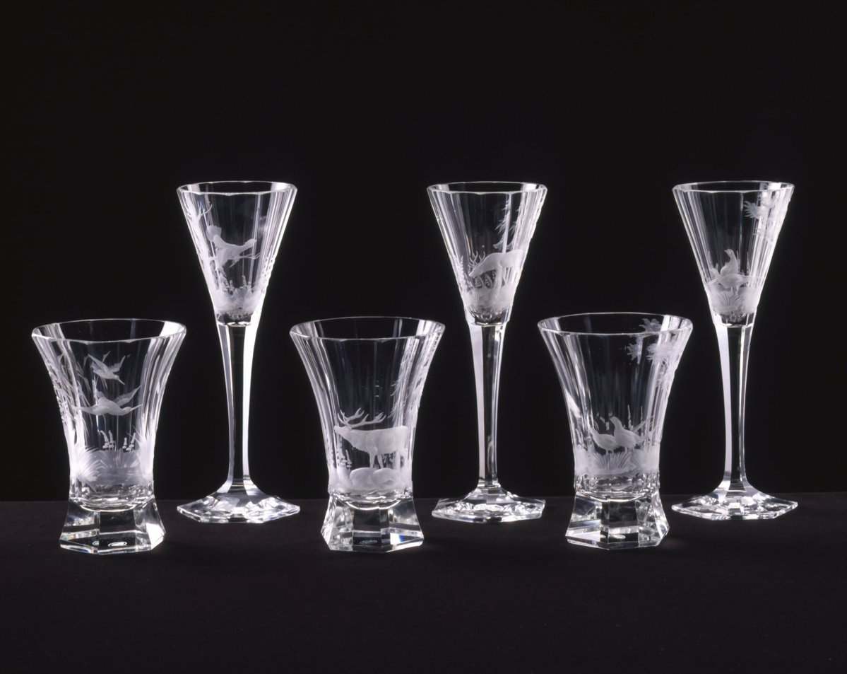 machida_museum's tweet photo. 7月14日（火）から始まる #ヨーロッパガラス展 より
★《飲用器セット》ボヘミア、20世紀 ★
鳥や鹿が彫られていますが、1点1点微妙に構図が異なります👀
 
#町田を楽しむ https://t.co/tez5NaWUJ3