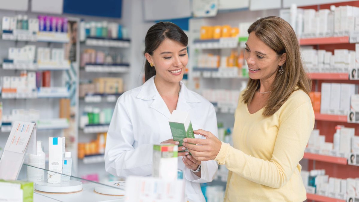 EDUCAWEB's tweet photo. ¿Qué hace un #farmacéutico o farmacéutica? 💊

Se trata de un profesional de la salud que se encarga de dispensar medicamentos, orientar sobre su uso adecuado y ofrecer atención personalizada a las personas.

Descubre más sobre esta profesión:
👉https://t.co/ekn7aUfn5e

#farmacia https://t.co/AIoI2kRodr