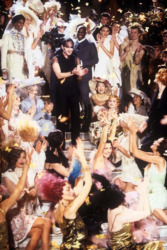 fashionspotterr's tweet photo. Happy Couture Week everyone ✨