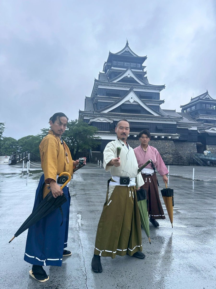 kumajyobushotai's tweet photo. 熊本城“こんにちは”武将隊！
本日は御覧の布陣にて出陣！

本日は熱中症警戒アラート発表の為、熊本城天守閣前演舞は中止とさせて頂きます。武将は熊本城天守閣前付近にておもてなしを致します。

武将／島津義弘、大村喜前、沢村大学助

#熊本城おもてなし武将隊 https://t.co/MwoGDUz97n