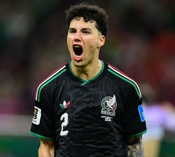 JohnHouseman66's tweet photo. Ojalá Jorge Sánchez no vuelva a vestir la playera de la Selección. Ya basta. Es limitado, toma malas decisiones, pierde la marca y en los partidos importantes siempre termina pesando... pero en contra. Su ciclo está más que terminado. https://t.co/6nTkTQmBnw
