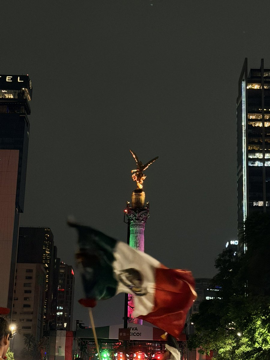 Xio_Murillo's tweet photo. Gracias @miseleccionmx por hacernos creer que sí era posible.

Gracias por devolvernos la ilusión, por hacernos soñar juntos y por dejar el alma en cada minuto.

Hoy termina el Mundial para México, pero no la esperanza.

Y sí… sí creímos. 🇲🇽 

#SelecciónMexicana #México #Gracias https://t.co/st3FWBIYSh