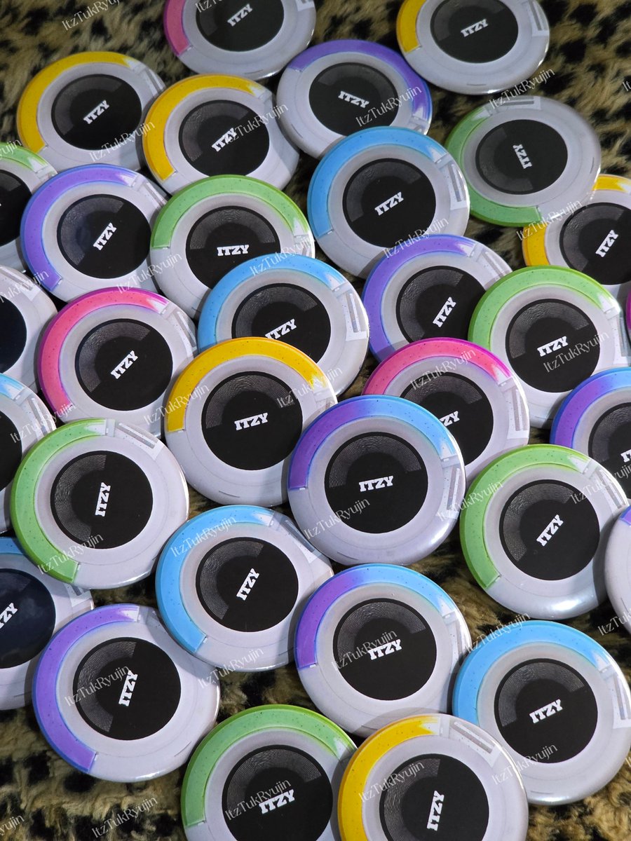 ItzTukRyujin's tweet photo. [Freebies 1] ITZY Light Ring Badge Pins are almost done! ✨

See you on July 11, MIDZYs! 💖

#ITZY https://t.co/iMwVf9Li65