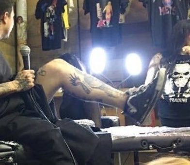dedos tatuados do Frank Iero tweet media
