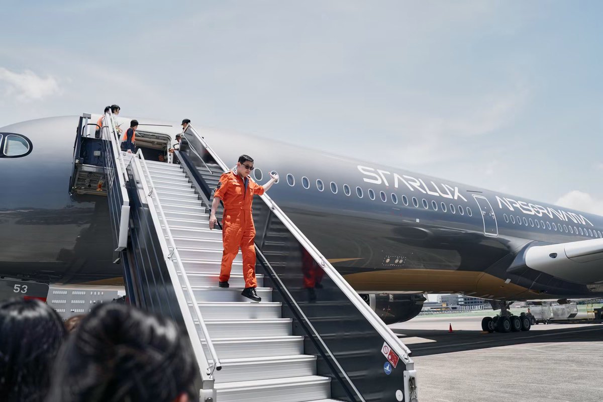 RonallChersan's tweet photo. 😍 เครื่องบิน A350-1000 STARLUX AIRSORAYAMA SILVER แตะรันเวย์ที่ไต้หวันแล้วเมื่อวานนี้ 
 
🛩️ นักบินคนอื่นก็ทำงานไป ส่วนท่านประธานบริษัท K.W. Chang รับหน้าที่เป็นนักบินไปขับมาจากโรงงานที่ฝรั่งเศสด้วยตัวเองเลย

/ฮืออออออ เป็นลายเครื่องที่สวยมาก https://t.co/c5pbHBarP7
