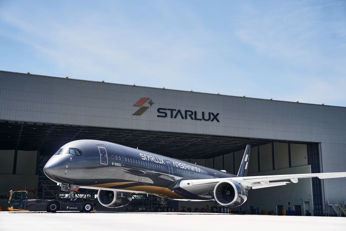 RonallChersan's tweet photo. 😍 เครื่องบิน A350-1000 STARLUX AIRSORAYAMA SILVER แตะรันเวย์ที่ไต้หวันแล้วเมื่อวานนี้ 
 
🛩️ นักบินคนอื่นก็ทำงานไป ส่วนท่านประธานบริษัท K.W. Chang รับหน้าที่เป็นนักบินไปขับมาจากโรงงานที่ฝรั่งเศสด้วยตัวเองเลย

/ฮืออออออ เป็นลายเครื่องที่สวยมาก https://t.co/c5pbHBarP7