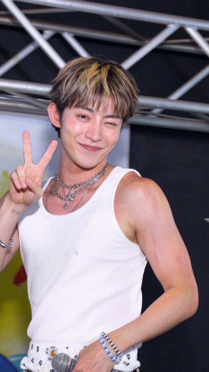 hygknsuki's tweet photo. 20260705♡
ヴィレッジヴァンガード渋谷本店

ENJIN  HYUGAくん🧑🏽🤍
@hyuga_915 ※腕は日焼けです

#ENJIN_BRAZE #ブレイ期
#ENJIN_HYUGA https://t.co/CnmH1je2DS