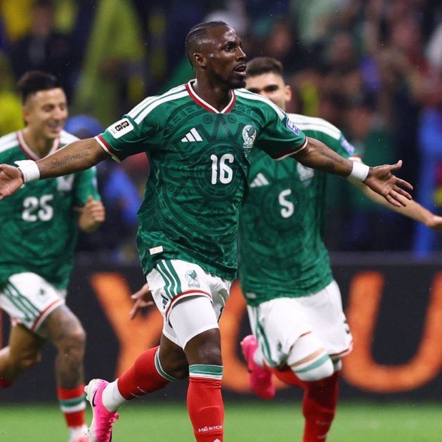 mundoapuestasbw's tweet photo. Y a ustedes 3 que el futbol los recompensé por que supieron emocionar a un país entero y estar al nivel de las circunstancias, increíbles jugadores

De pie con estos 3 cabrones, lo mejor de México https://t.co/ZaoGVuF6eT