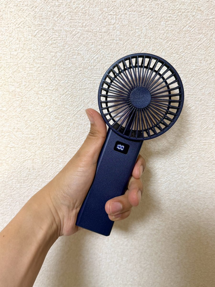 zurixzuri's tweet photo. おそようございまーーす‼️✨🤗💨✨

ドンキで買った爆風ターボファン‼️
✨🛞🌬️😄✨

ドローンの羽根とモーターをそのまま搭載したハンディーファン‼️
✨🛸🚁🎮👀✨

風量はダイヤルで1〜100まで無段階変更可能‼️
✨💯😁🎛️✨

ドローンの羽根&モーターそのままやからめっちゃ風量強い‼️
✨🌬️🫨✨

首が曲がるから机にも置けるけど自分の風力に押されて本体が吹っ飛んでいく‼️
✨🛞💨💨✋😅✨

そしてモーター音がすごい‼️
✨🛞🔊🫨✨

でもめっちゃ風力あるから最高‼️
✨🛞🌬️👌☺️✨

夏に向けて使い所を考えながら
今週も一週間頑張っていきましょう‼️
✨👊😆✨