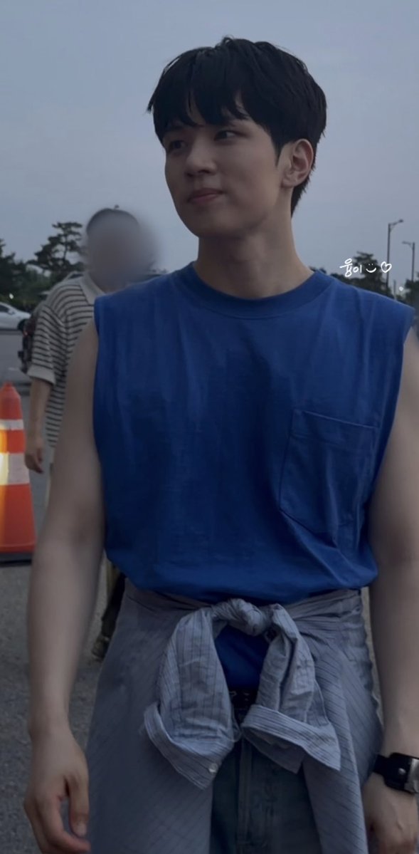 hweng___'s tweet photo. 옷벗은거 후회된다구 본인 팔 우락부락하게 만들어서 올려달라는데 ……. 
제가 보기에는 말랑 치아바타 아니구 이미 단단 치아바타같습니다만 ……… 

#엔플라잉 #유회승 https://t.co/NOOCuprIpy