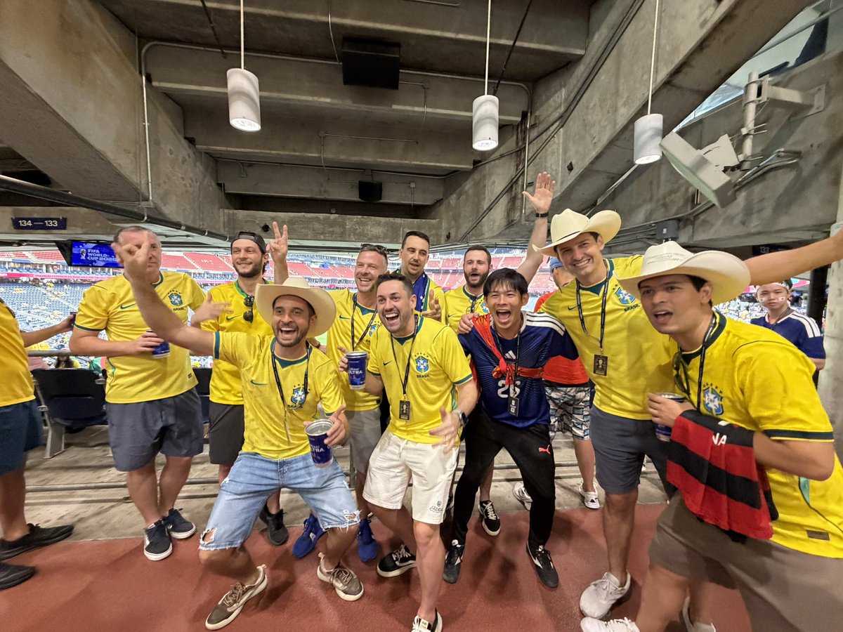 試合がない日、ない街でもみんなが黄色の10番を着ている。 なのに