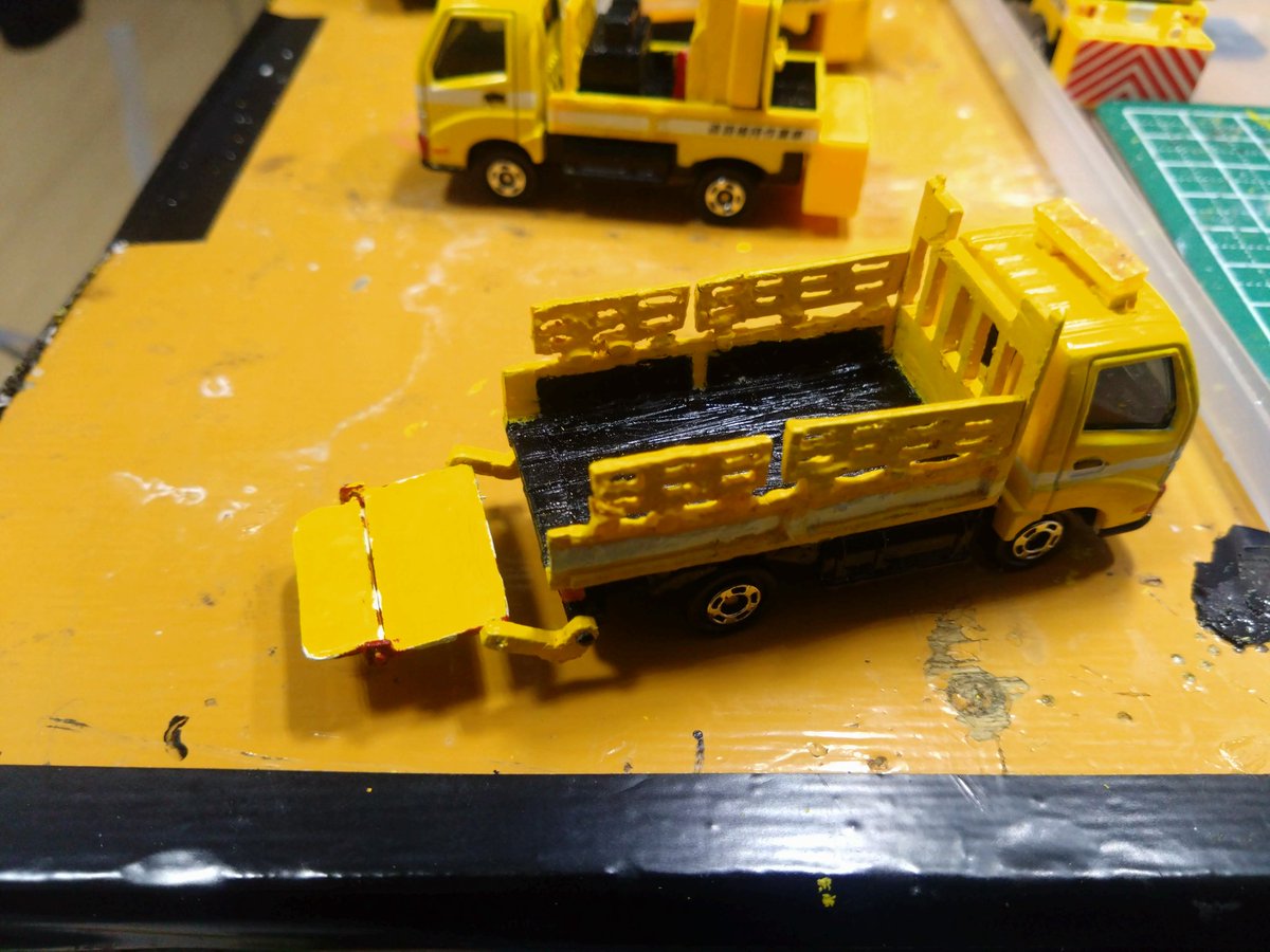 H2SO4Fas's tweet photo. 先日、
���手製パワーゲートを
完成させました。
垂直ゲートより、
制作が楽なのが嬉しいです。

＃トミカ改造
＃維持作業車
＃パワーゲート https://t.co/6Zwi6QtfCH