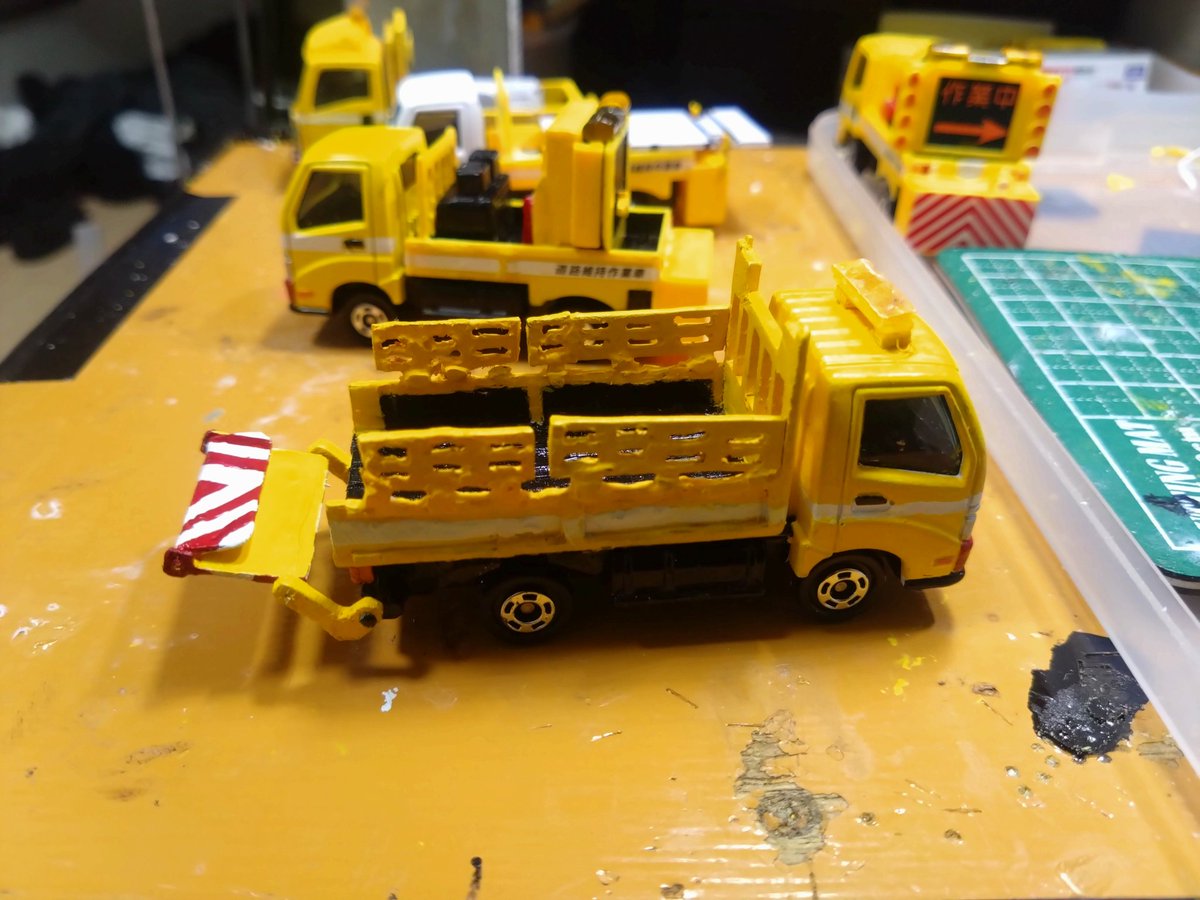H2SO4Fas's tweet photo. 先日、
���手製パワーゲートを
完成させました。
垂直ゲートより、
制作が楽なのが嬉しいです。

＃トミカ改造
＃維持作業車
＃パワーゲート https://t.co/6Zwi6QtfCH
