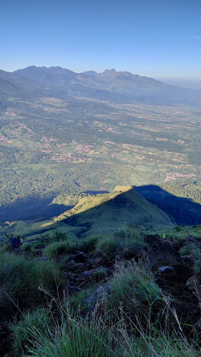 samudralhr's tweet photo. Akhirnya tau kenapa namanya Mt. Penanggungan karna emang serba nanggung. Nanggung  pas muncak gk ngecamp. Nanggung mau ngecamp karna bisa di tektok. Walaupun dengkul ketemu dagu dan harus cosplay jadi puyol, ngesliding tackle orang atau kena sliding tackle dari belakang hahahaha https://t.co/KTNImTFty4
