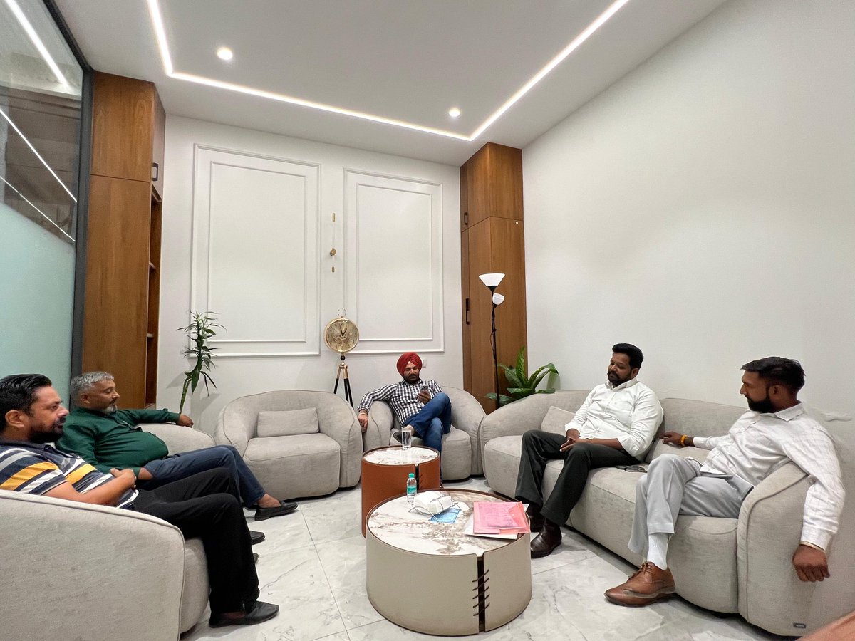 Ranjitpalpunjab's tweet photo. ਰੋਜ਼ਾਨਾ ਦੀ ਤਰ੍ਹਾਂ ਦਫ਼ਤਰ ਵਿੱਚ ਆਏ ਲੋਕਾਂ ਦੀਆਂ ਸਮੱਸਿਆਵਾਂ ਨੂੰ ਪਹਿਲ ਦੇ ਆਧਾਰ ’ਤੇ ਗੰਭੀਰਤਾ ਨਾਲ ਸੁਣਿਆ ਗਿਆ ਅਤੇ ਉਨ੍ਹਾਂ ਦੇ ਹੱਲ ਵੀ ਕੱਢੇ ਗਏ।

#PublicService #PeopleFirst #ProblemSolving #OfficeWork #ranjitpalsinghpunjab

@AamAadmiParty @AAPPunjab https://t.co/ZwBPUd7T3B