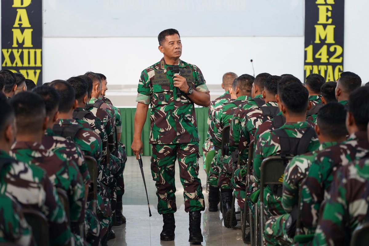 korem142's tweet photo. Jam Komandan Jadi Momentum Pembinaan, Danrem 142/Tatag Tekankan Hindari Pelanggaran dan Tingkatkan Ketakwaan Prajurit https://t.co/I7pgGbtySL