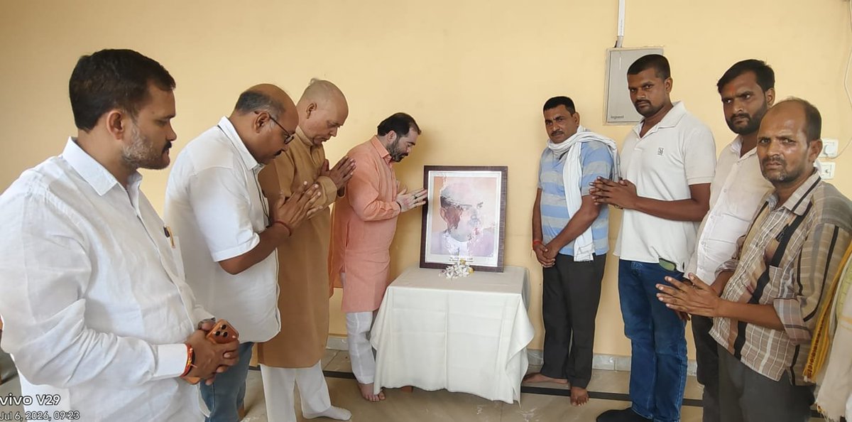 SatishSharmaBBK's tweet photo. भारत की एकता एवं अखंडता के लिए अपना सम्पूर्ण जीवन समर्पित करने वाले, भारतीय जनसंघ के संस्थापक, महान शिक्षाविद् एवं प्रखर राष्ट्रवादी विचारक परम पूज्य डॉ. श्यामा प्रसाद मुखर्जी जी की जयंती के पावन अवसर पर उन्हें पुष्पांजलि अर्पित कर श्रद्धासुमन अर्पित किए।

डॉ. मुखर्जी जी का "राष्ट्र प्रथम" का विचार, अखंड भारत के प्रति उनका अटूट संकल्प तथा राष्ट्रसेवा के प्रति उनका समर्पण हम सभी के लिए सदैव प्रेरणास्��ोत रहेगा।

उनके आदर्शों का अनुसरण करते हुए राष्ट्रहित एवं जनसेवा के प्रति समर्पित रहने का संकल्प ही उनके प्रति हमारी सच्ची श्रद्धांजलि है।