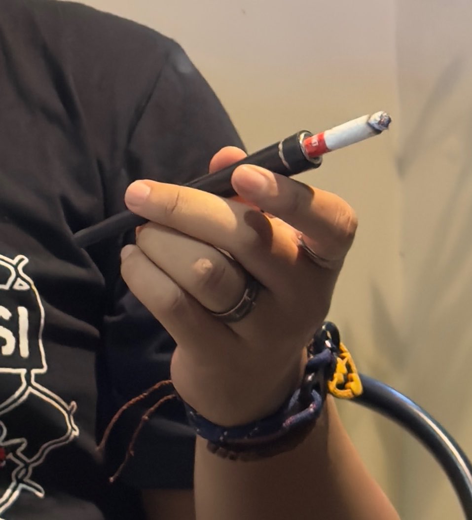 AlcinaDimitre12's tweet photo. @carsexsual Kalau mau nikmatin sensasi kretek, pake pipa nya cuy di jamin tembakau no nyangkut” https://t.co/ziXgUZ7pvv
