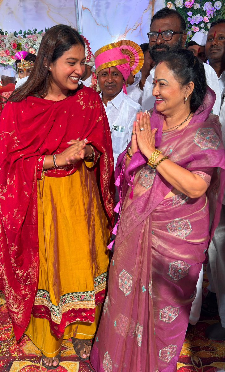 akanksha_virkar's tweet photo. एका विशेष कार्यक्रमादरम्यान मा. मंत्री जयकुमारजी गोरे साहेब यांच्या सुविद्य पत्नी सौ. सोनिया गोरे यांच्याशी भेट झाली. यावेळी त्यांच्याशी विविध विषयांवर सकारात्मक संवाद साधला. अत्यंत आपुलकीने आणि आदराने त्यांनी संवाद साधला, त्याबद्दल त्यांचे मनःपूर्वक आभार!
#CommunityConnect #AlwaysForPeople #MiraBhayandar #AkankshaVirkar
