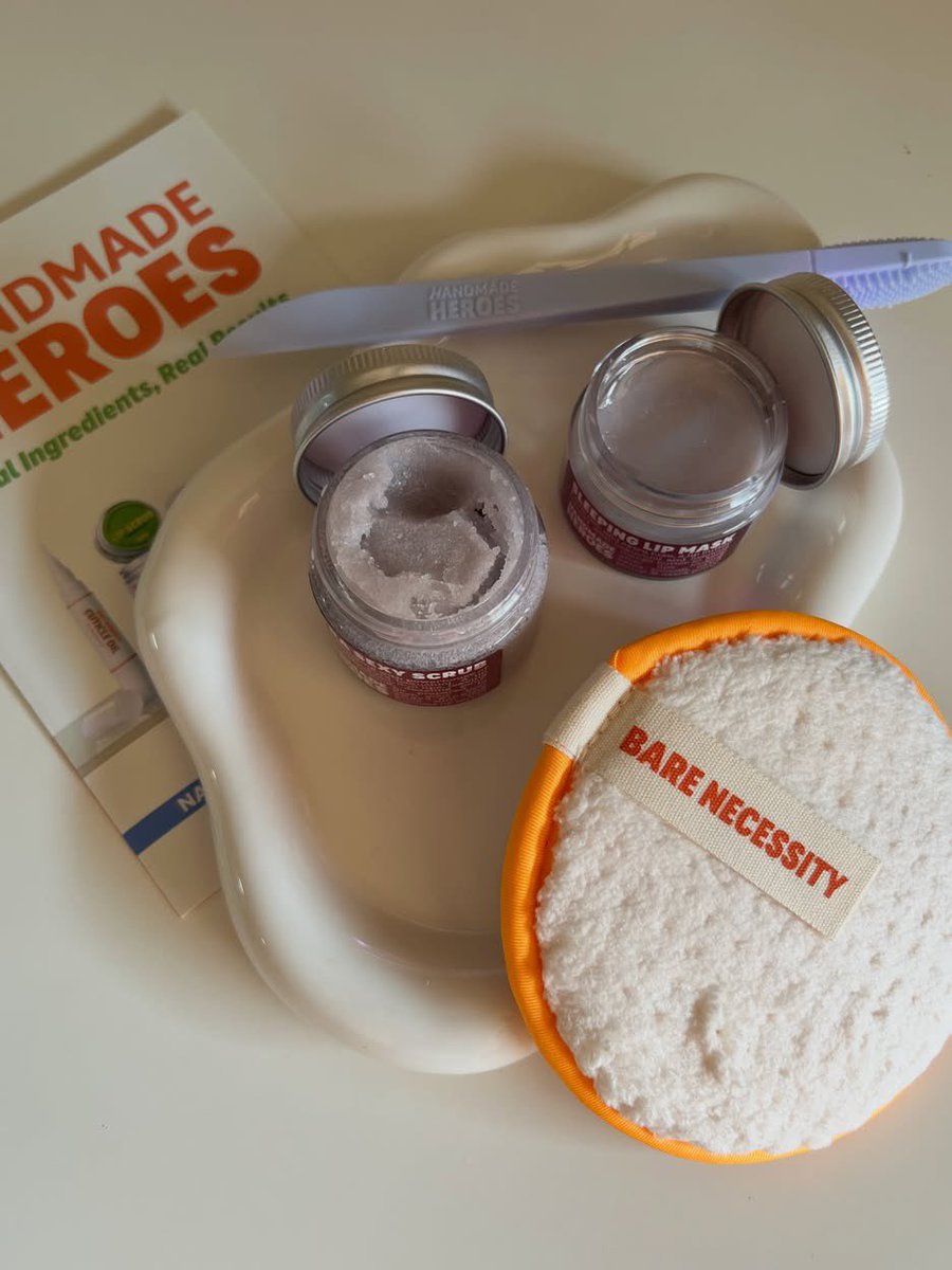 naylabels's tweet photo. lily collins pun guna tau handmade heroes ni, korg bila lagi? the lip mask srs best, apply malam dkt bibir kering merekah, bangun pagi je dah lembap, pakai everyday tak miss mmg bibir sentiasa rasa hydrated, the scrub pun best juga pakai once a week https://t.co/r7pVASv7Jr