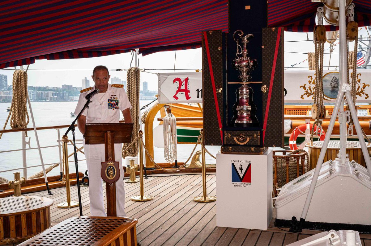 ItalianNavy's tweet photo. Vespucci & America’s Cup: due icone del mare si incontrano a #NewYork.
L’eleganza senza tempo del veliero più bello del mondo incontra lo spirito competitivo e visionario dell’America’s Cup, in un momento dedicato alla passione per il mare, alla tradizione, all’eterna sfida tra i marinai, il vento e le onde. 
L’incontro tra due leggende che, ancora oggi, continuano a ispirare generazioni di navigatori e appassionati.

#AmericasCup #AmerigoVespucci #Sailing #ItalianNavy #IlGrandeEquipaggio