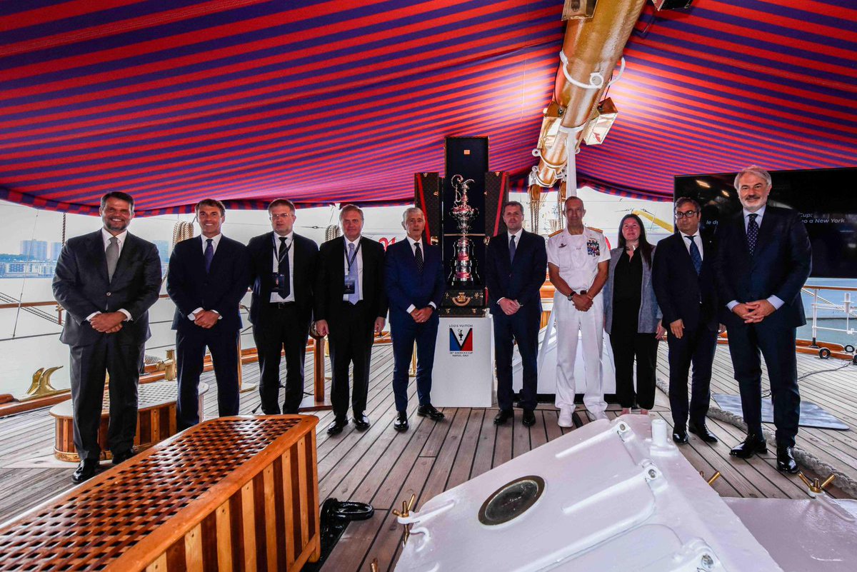ItalianNavy's tweet photo. Vespucci & America’s Cup: due icone del mare si incontrano a #NewYork.
L’eleganza senza tempo del veliero più bello del mondo incontra lo spirito competitivo e visionario dell’America’s Cup, in un momento dedicato alla passione per il mare, alla tradizione, all’eterna sfida tra i marinai, il vento e le onde. 
L’incontro tra due leggende che, ancora oggi, continuano a ispirare generazioni di navigatori e appassionati.

#AmericasCup #AmerigoVespucci #Sailing #ItalianNavy #IlGrandeEquipaggio