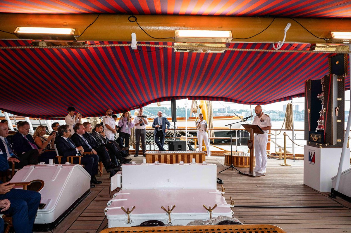 ItalianNavy's tweet photo. Vespucci & America’s Cup: due icone del mare si incontrano a #NewYork.
L’eleganza senza tempo del veliero più bello del mondo incontra lo spirito competitivo e visionario dell’America’s Cup, in un momento dedicato alla passione per il mare, alla tradizione, all’eterna sfida tra i marinai, il vento e le onde. 
L’incontro tra due leggende che, ancora oggi, continuano a ispirare generazioni di navigatori e appassionati.

#AmericasCup #AmerigoVespucci #Sailing #ItalianNavy #IlGrandeEquipaggio