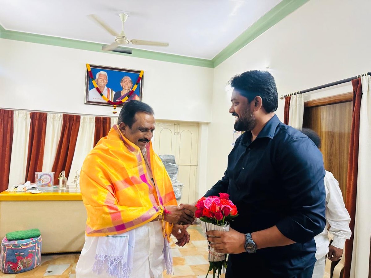 BhaskarYanamala's tweet photo. ఈ రోజు మాజీ MLC గౌరవనీయులు, పెద్దలు @BCR_MLC  గారిని తిరుపతి లో వారి నివాసంలో కలిసి హృదయ పూర్వక జన్మదిన శుభాకాంక్షలు💐 తెలియజేసిన రైల్వే కోడూరు @JanaSenaParty నాయకులు @BhaskarYanamala గారు...!!!

@PawanKalyan @JaiTDP @TeamRamtalluri @JSPShatagniTeam https://t.co/OCWpk5U8bT