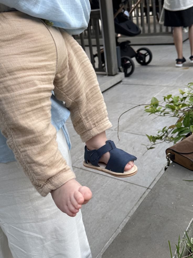 renneverrate's tweet photo. pulang imunisasi, sandal guinzly ilang gatau kemana 🫪
🐧: adek mana sandalnya? 
👶🏻: dimakan shapi big!
🐻: kamu aja yg dimakan sapi, nakal sih
👶🏻: dada, pops so nohty 😭😭 https://t.co/QBmFm0ihH6