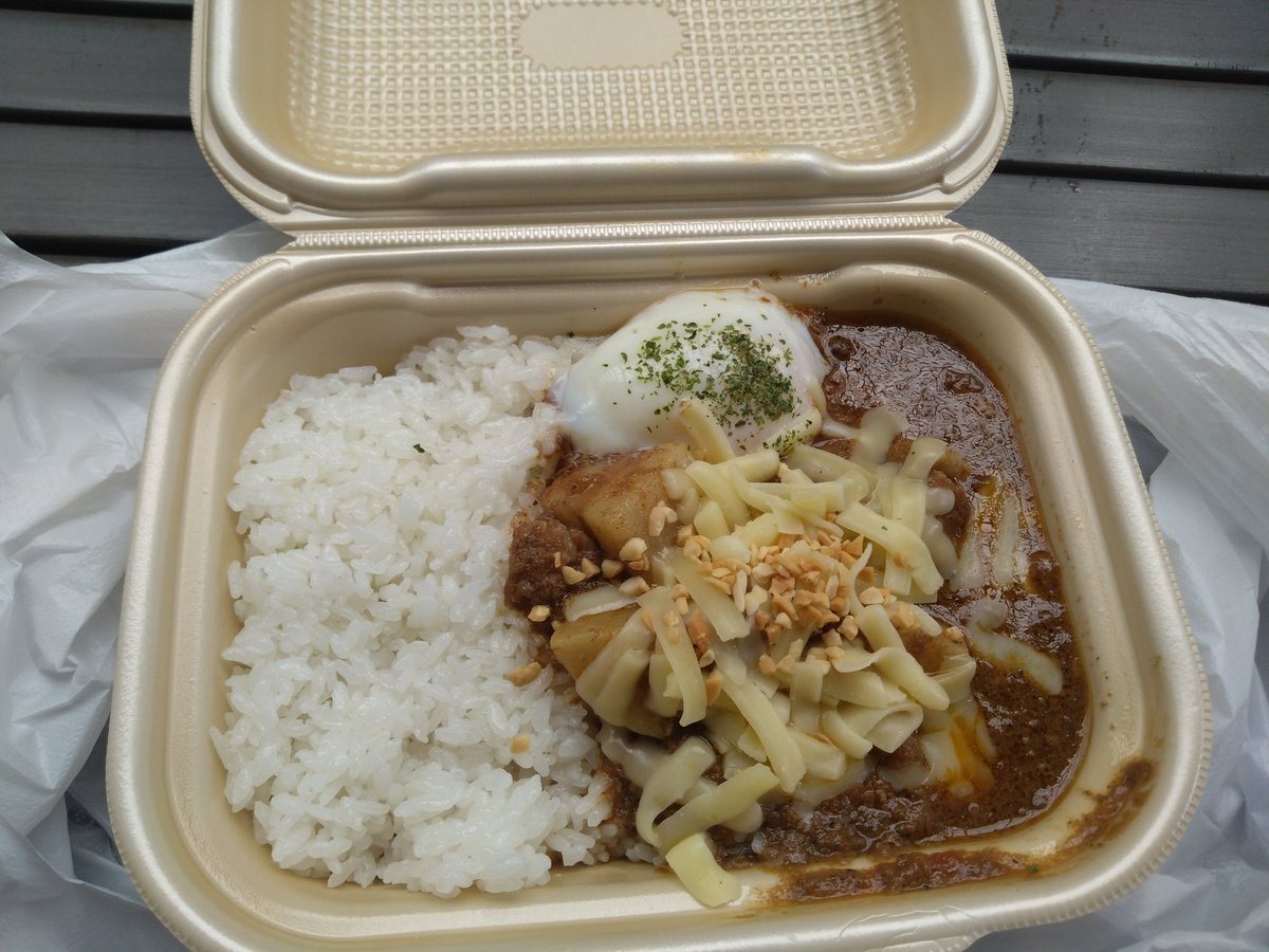 NagiCarua's tweet photo. 今日のランチ🍴。初めて買うキッチンカーのお店。ポークカレー。チーズ、ナッツ、温玉トッピング。本当ならサラダがつくんだけど、なくなったらしいからトッピング1つ追加。美味しかった🥰 https://t.co/0px6troxA1