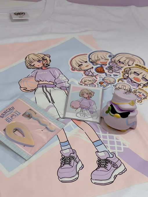 描かせていただいたばんちょーTシャツ&amp;はじめの日グッズ達をいただきました 可愛いグッズにして頂けて嬉しいです! ステッカーもばんぺんもピンも良過ぎる