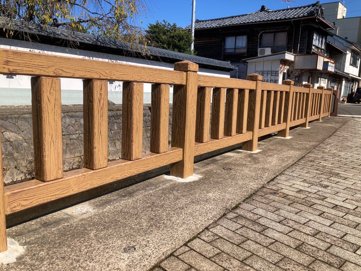 pc_giboku's tweet photo. 製品施工事例更新【福井県】  (https://t.co/44UBx5Vj9g)  
坂井市の丸岡新町2号線に、高欄部材を使用した防護柵が設置されています。老朽化や破損した木柵からの改修事例です。古くなった外柵の更新には、耐久性に優れ、長寿命なPCギ木への改修をおすすめします！
#ナベシマ #PCギ木 #擬木 #擬木外柵 https://t.co/haPTDBfzfh