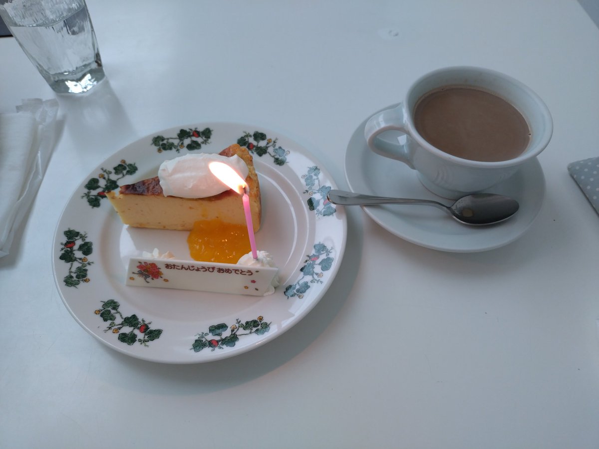 Muro3Saba's tweet photo. 今日は、ちょっと贅沢ランチ！
ビーフシチューもパンもとても美味しかった！
ぼっちでしたので、厚かましく歌もお願いしてしまいました。
素敵なハーモニーで涙が出てきそうになりました。
お忙しい中、ありがとうございました。とても嬉しかったです。
もちろんケーキも美味しかったです。
#六花亭 https://t.co/sEXo6c6AJt