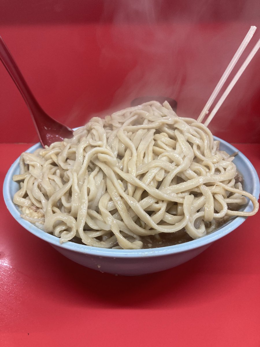 fLnllbPaTU54998's tweet photo. ラーメン二郎 一橋学園店さん
大豚ラーメン+🥬🤏増🧄脂
店主さんより早い9:52店着PP
火曜🐒さんが待てず仕事前に訪店🚗 
今日は麺デフォ茹ででカタメ⭕️が分かった
モチフワな麺もたまには良いかな
程良くカエシが効いたスープは今日も美味かったぁ😋😋😋
ご馳走様でした🙏今日もありがとうございました https://t.co/bREFAIRy7Z