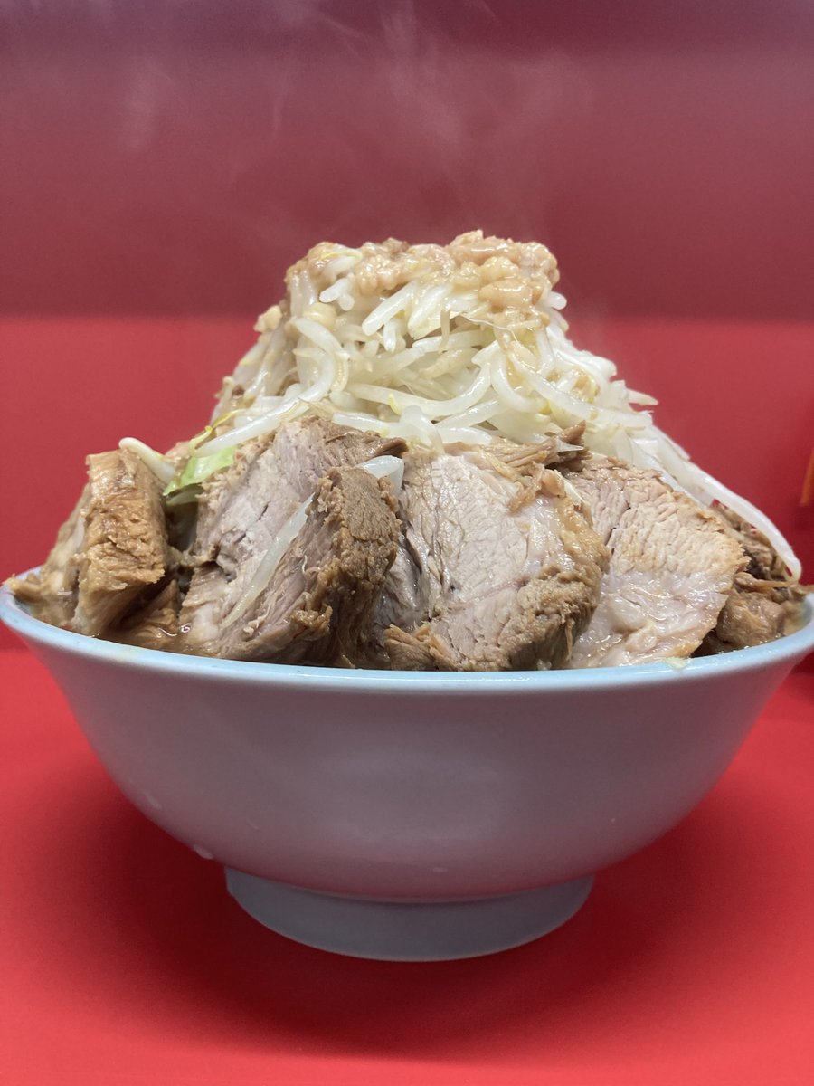 fLnllbPaTU54998's tweet photo. ラーメン二郎 一橋学園店さん
大豚ラーメン+🥬🤏増🧄脂
店主さんより早い9:52店着PP
火曜🐒さんが待てず仕事前に訪店🚗 
今日は麺デフォ茹ででカタメ⭕️が分かった
モチフワな麺もたまには良いかな
程良くカエシが効いたスープは今日も美味かったぁ😋😋😋
ご馳走様でした🙏今日もありがとうございました https://t.co/bREFAIRy7Z