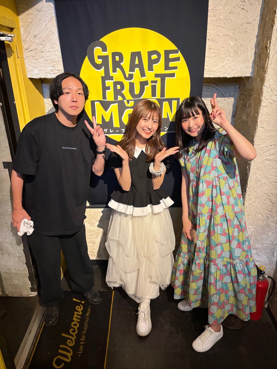chihiro0615's tweet photo. 三軒茶屋GrapeFruitMoonにて
#ハルノ雨 × #中村千尋 ツーマンライブ
ご来場いただいたみなさん
ありがとうございました🌛

カバンを忘れてきたり、はるかちゃんの靴が壊れたりの珍事もありましたが笑
とても楽しい一日になりました
余韻で今もしあわせです🫧
会えたみなさんありがとうございました！ https://t.co/z9lmkNDcQN