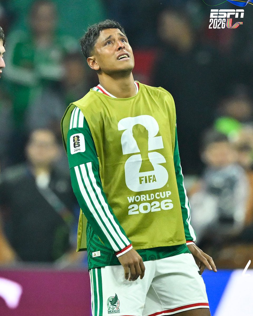 ESPNmx's tweet photo. 𝑨𝒏𝒅 𝒔𝒕𝒐𝒑 𝒄𝒓𝒚𝒊𝒏𝒈 𝒚𝒐𝒖𝒓 𝒉𝒆𝒂𝒓𝒕 𝒐𝒖𝒕... 💔 🇲🇽 

El llanto y desconsuelo de los jugadores de la Selección Mexicana.

Imágenes que rompen corazones 😭 https://t.co/R9aFVyxjJb