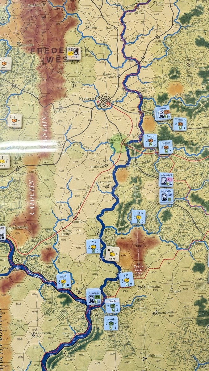 TaifaGame's tweet photo. 北軍の救援がハーパースフェリーが包囲され•降伏するの前に南軍を捕捉出来るか、捕捉出来ずも、包囲は妨害出来るか時間との競争です。
残念ながら今は絶版入手難ですが、第二版でのユニットの編成毎の色分けや各種マーカーの追加は、流石にプレイアビィリティが大幅にUpです。 https://t.co/NNwFZmOAGM