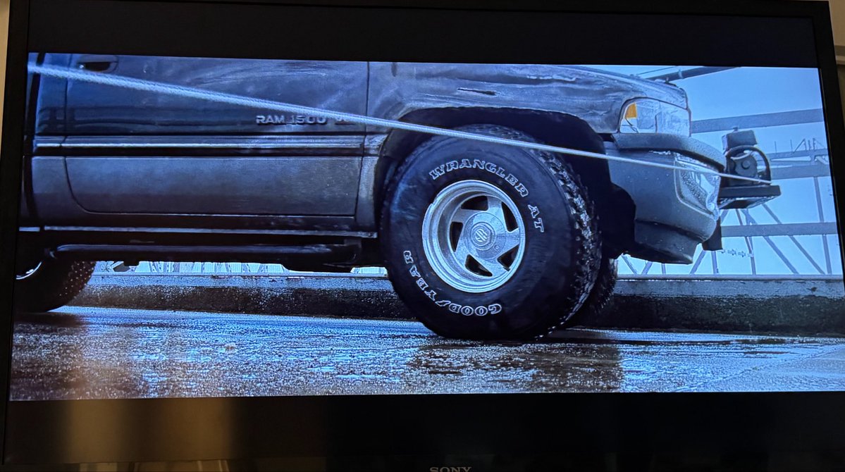 B1G_BLUE's tweet photo. 昨日は「ダイハード３」を2歳児に見せて英才教育してたんだが、W126壊す映画ってコレと「GONIN」だけだよね？相変わらずラムのホイールがカッコよすぎる。あれ？カーチェイスしてた時こんな南極みたいなタイヤ履いてたか？🤔 https://t.co/DP2d3ZP7dZ
