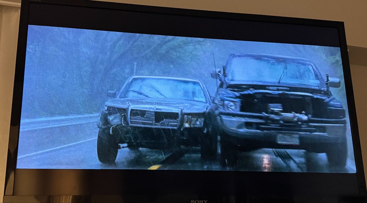 B1G_BLUE's tweet photo. 昨日は「ダイハード３」を2歳児に見せて英才教育してたんだが、W126壊す映画ってコレと「GONIN」だけだよね？相変わらずラムのホイールがカッコよすぎる。あれ？カーチェイスしてた時こんな南極みたいなタイヤ履いてたか？🤔 https://t.co/DP2d3ZP7dZ