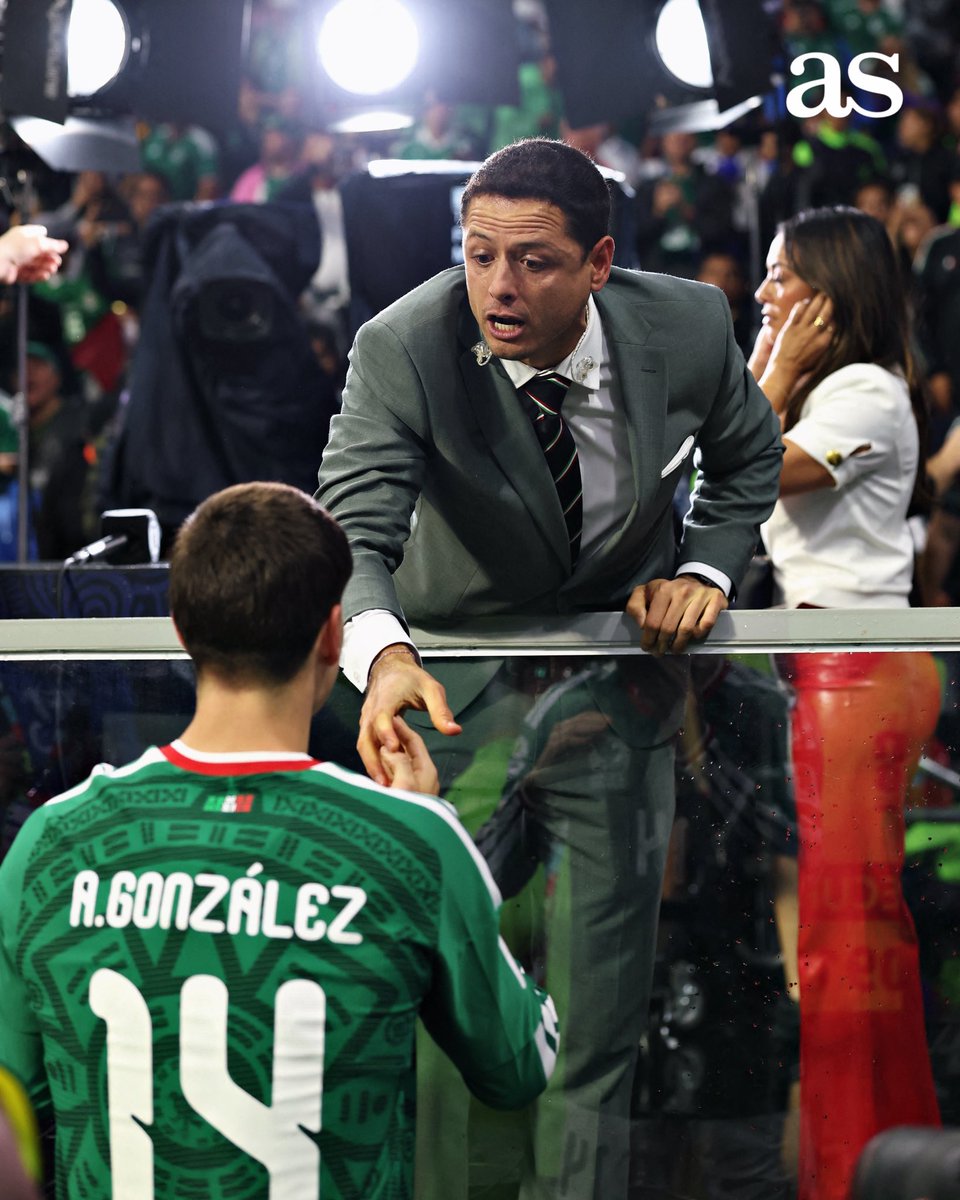 ASMexico's tweet photo. ¡CONSOLANDO A SU ALUMNO! 🥹❤️

La Hormiga González no pudo contener las lágrimas tras la eliminación y fue el Chicharito Hernández el que se lo arropó. 

Corazón Chiva 🤝 https://t.co/IoPlp9sCHF
