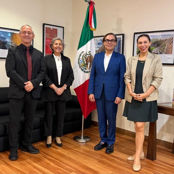 EmbaMexMls's tweet photo. 🚀Recibimos a Teresa y Diego Padilla, directivos de RAKAR, empresa aeroespacial mexicana que impulsa innovación y oportunidades de negocio entre 🇺🇸 🇲🇽 🇲🇾. En línea con el #PlanMéxico, fortalecemos la industria aeroespacial.
#DiplomaciaEconómica #MéxicoEnMalasia https://t.co/AnIfjUcOvy
