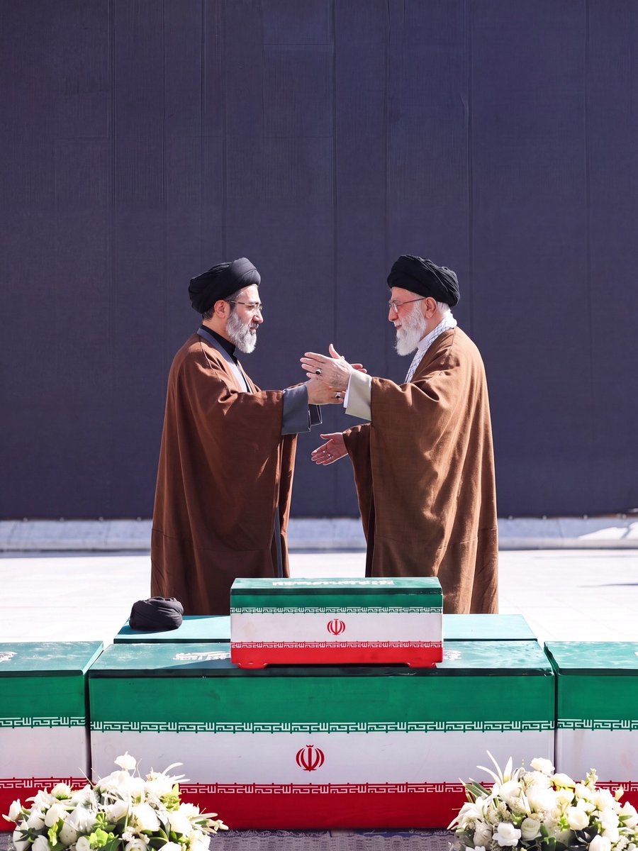 leilahashemy's tweet photo. جسمم را به خاک
روحم را به خدا
راهم را به شما می سپارم

#WeMustRise
#MartyrKhamenei

#یالثارات_الحسین 
#باید_برخاست ‌
‌ #قوموا_لله https://t.co/ZRzX78CpKN
