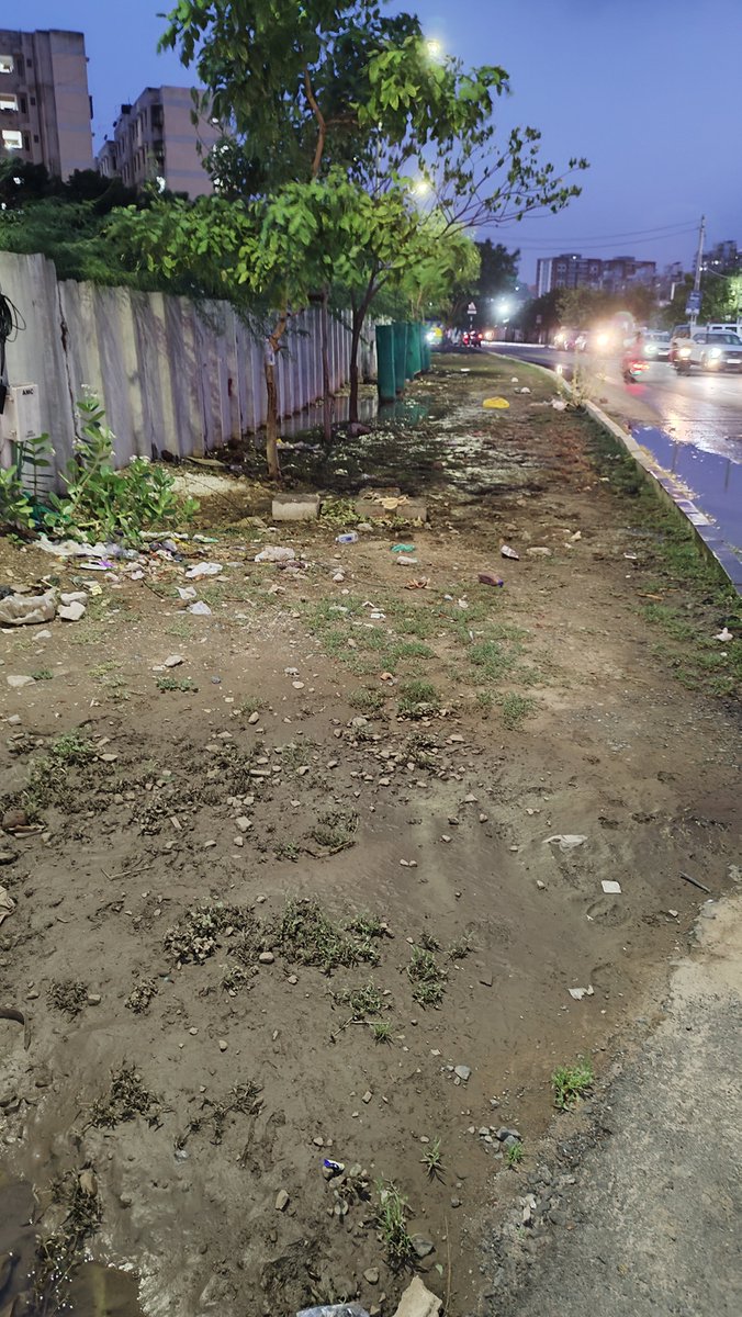 ngdarji's tweet photo. @AMC_Complaints @AmdavadAMC 1 જ વરસાદ માં તમારી પ્રિ-મોન્સુન કામગીરી ની પોલ ખુલી ગઈ. વરસાદ બંધ થયા ના 12 કલાક પછી પણ પાણી ન ઉતર્યા. ગંદકી હોવા છતાં દવા ના છંટકાવ ન થયો. વિષ્ણુધારા ગાર્ડન ચાર રસ્તા, ગોતા. વિશ્વાસ સિટી 9 ની એન્ટ્રી જોડે પાણી ભરાઈ રહે છે ત્યાં પાણી. https://t.co/KycjVsbBKE