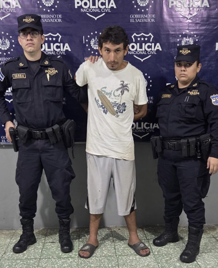 PNCSV's tweet photo. Tras las investigaciones y la confesión del hechor, reportamos un homicidio ocurrido el pasado 28 de junio, en Nahulingo, Sonsonate Centro.

La víctima es un hombre cuyo cuerpo fue encontrado semienterrado en estado de descomposición. 

El responsable ya fue capturado, lo identificamos como Ramón Ernesto Gómez Gallegos, de 30 años de edad.

Según su confesión cometió el crimen debido a rencillas personales y tras una discusión mientras bebían alcohol lo atacó con un machete y luego lo enterró.

Será remitido por homicidio.