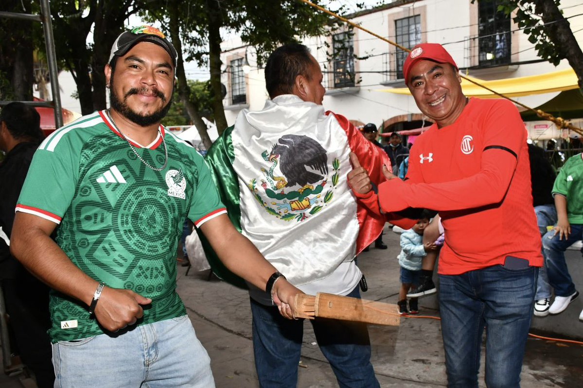 Anaamunizneyra's tweet photo. Gracias, @miseleccionmx, por hacernos vibrar, emocionarnos y recordarnos que, cuando los mexicanos nos unimos, somos más fuertes. 🇲🇽⚽

Gracias a todas las familias atenquenses  que nos acompañaron a disfrutar y vivir juntos la #PasiónMundialista. https://t.co/BfGg7P7TZD