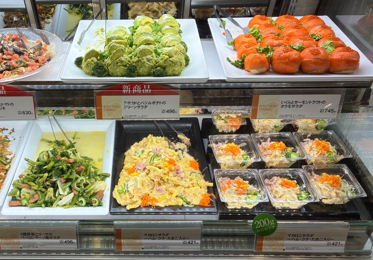 daimaruhoppe's tweet photo. ＼本日7/6は「#サラダ記念日」🥗✨／
今日はサラダを“主役”にしてみませんか？
大丸東京店 地階ほっぺタウンには、和・洋・中の彩り豊かなサラダが勢ぞろい！
写真は、#いとはん #イーション #柿安ダイニング #RF1📸 
サラダラップやサラダ麺、サラダ弁当など、気分やお腹の空き具合に合わせて選べるメニューも充実✨
「今日は軽めに」「野菜をしっかり摂りたい」「もう一品欲しい」 そんな日に頼れるサラダグルメが揃っています👐
今夜の食卓に、お気に入りの一品を探しにぜひお立ち寄りください😊
#大丸東京店 #ほっぺタウン #デパ地下 #サラダ #惣菜 #東京駅グルメ #野菜たっぷり