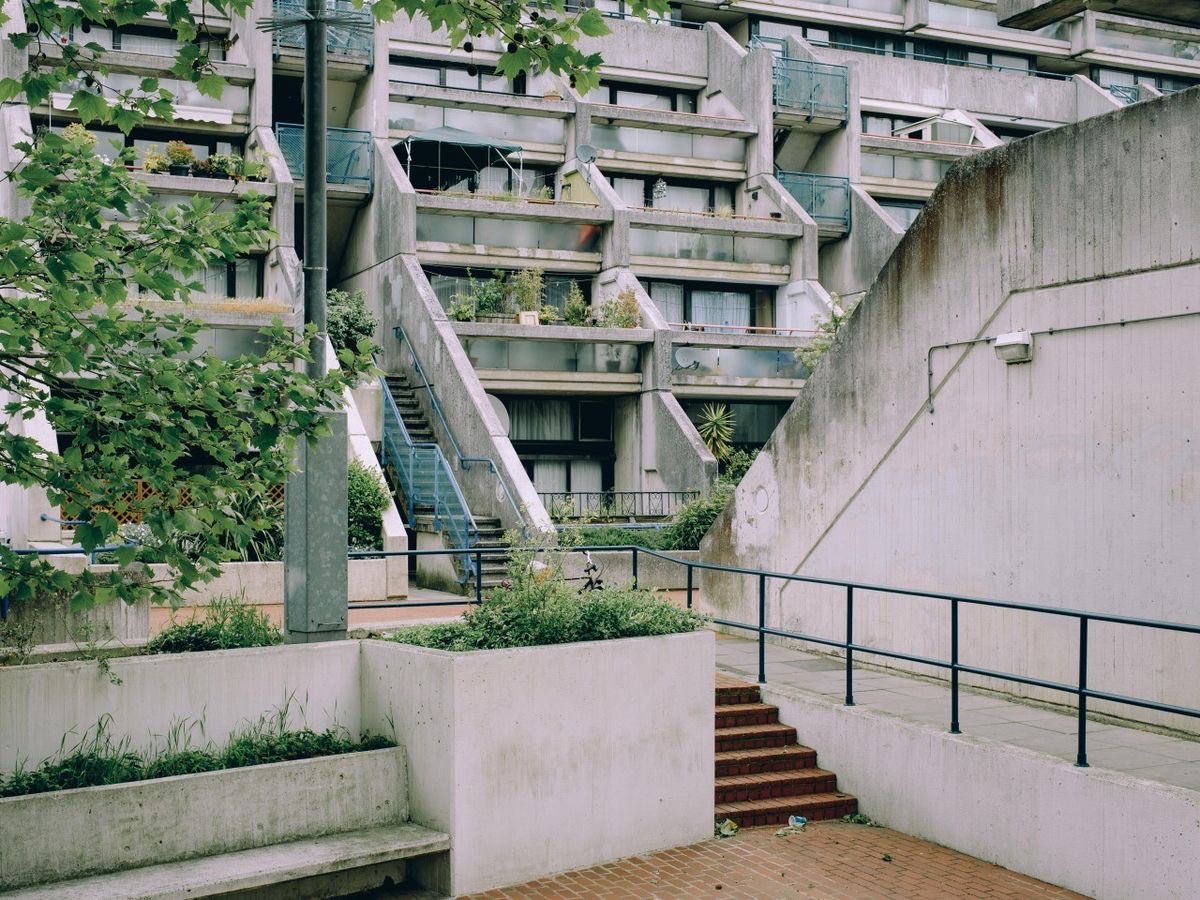 stcliterallyme's tweet photo. (พูดถึงฝั่งเมืองนอก) อีกอย่างที่เสียดายกับสถาปัตยกรรมแบบ brutalist คือ มันอยู่ในยุคที่โลกแบ่งขั้วทางความคิดอย่างรุนแรง ตึกที่ใช้หลักว่าผลิตออกมาให้แข็งแรงแต่ต้องเร็วและถูกเพื่อรับใช้ประชาชนให้ได้มากที่สุด ก็เลยมักถูกแปะป้ายว่าเป็น propaganda ของพวก socialist และ'ซ้ายเกินไป' https://t.co/ih42yDJvwQ